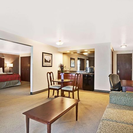 Ramada By Wyndham Tukwila Southcenter Hotel Kültér fotó
