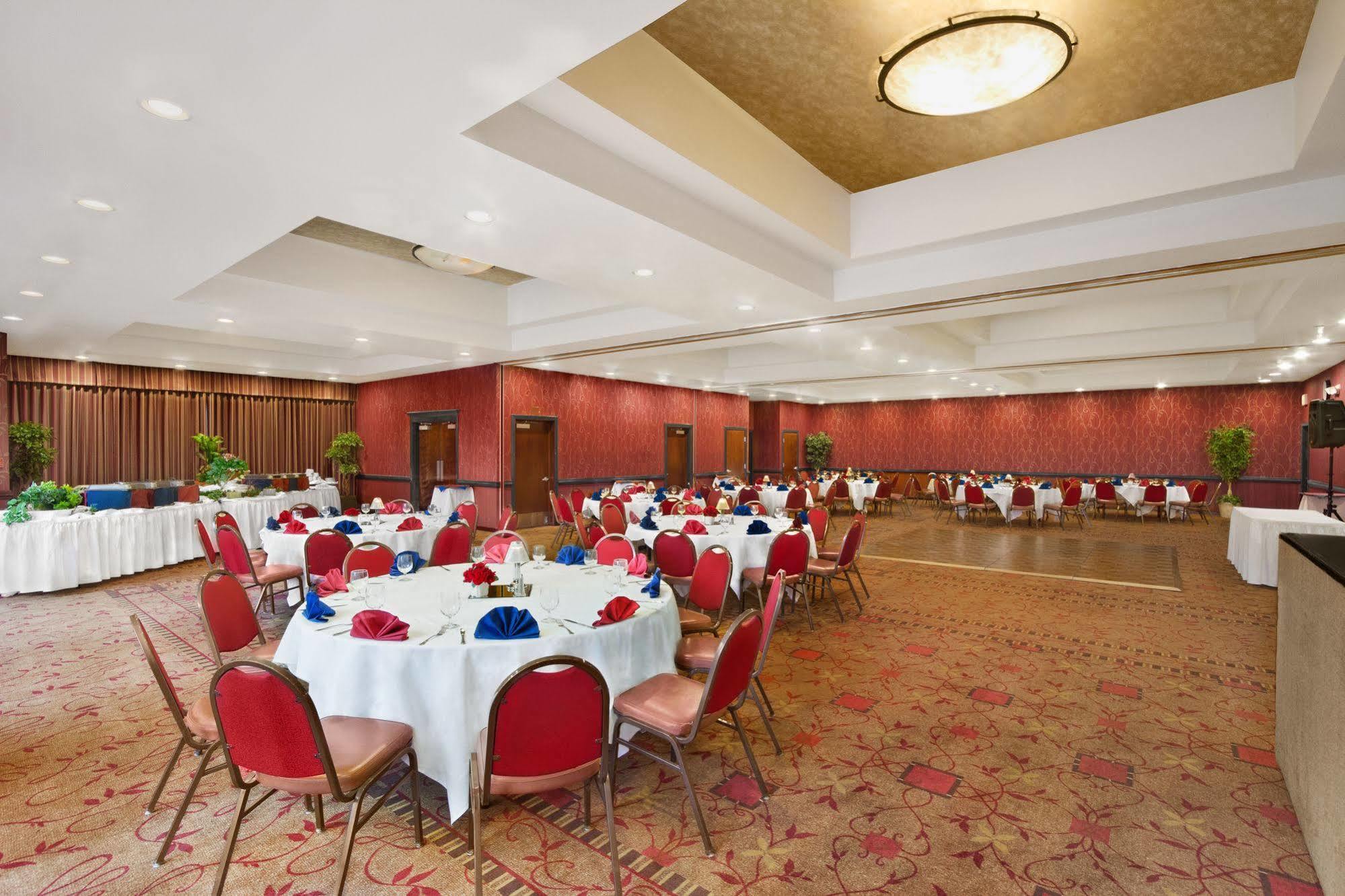 Ramada By Wyndham Tukwila Southcenter Hotel Kültér fotó